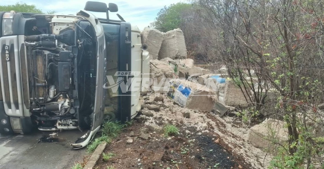URGENTE: CARRETA TOMBA NA BR-242, NO TRECHO DE MUQUÉM DO SÃO FRANCISCO.