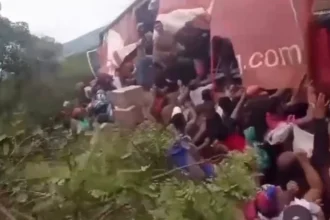 multidao-saqueia-carga-de-leite-apos-carreta-tombar-em-vitoria-da-conquista