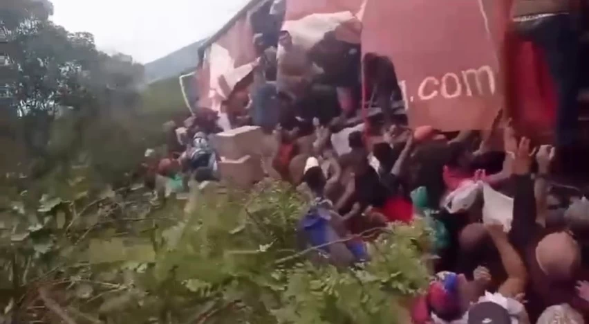 multidao-saqueia-carga-de-leite-apos-carreta-tombar-em-vitoria-da-conquista