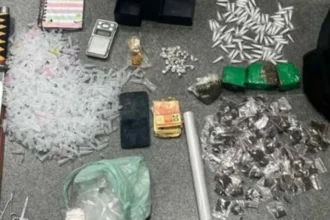 flagrante:-homem-e-preso-com-mochila-cheia-de-drogas-em-feira-de-santana