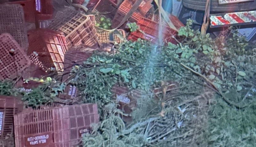 perdeu-o-controle:-motorista-morre-apos-capotamento-de-caminhao-em-morro-do-chapeu