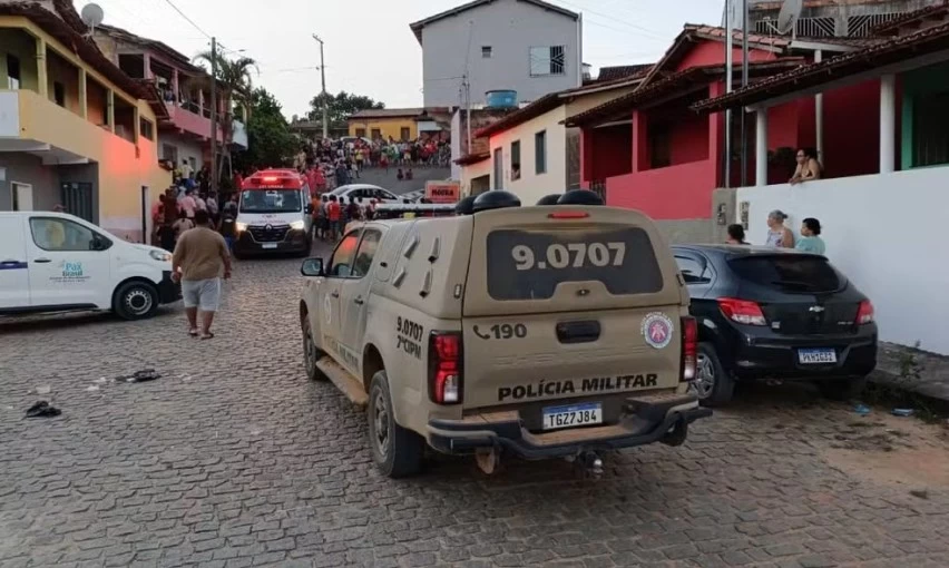 carro-invade-garagem-e-mata-duas-pessoas-em-guaratinga