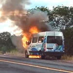 capim-grosso:-van-pega-fogo-na-br-324-e-fica-destruida-no-interior-da-bahia