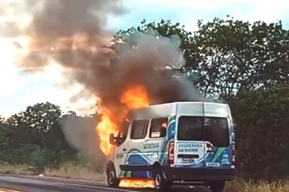 capim-grosso:-van-pega-fogo-na-br-324-e-fica-destruida-no-interior-da-bahia