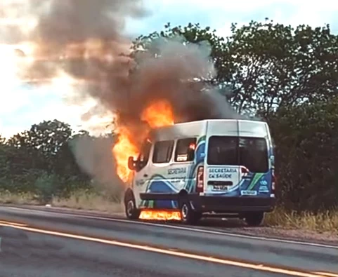 capim-grosso:-van-pega-fogo-na-br-324-e-fica-destruida-no-interior-da-bahia