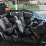 surreal:-carro-tem-teto-arrancado-apos-batida-com-caminhao;-veja-detalhes