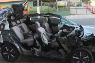 surreal:-carro-tem-teto-arrancado-apos-batida-com-caminhao;-veja-detalhes
