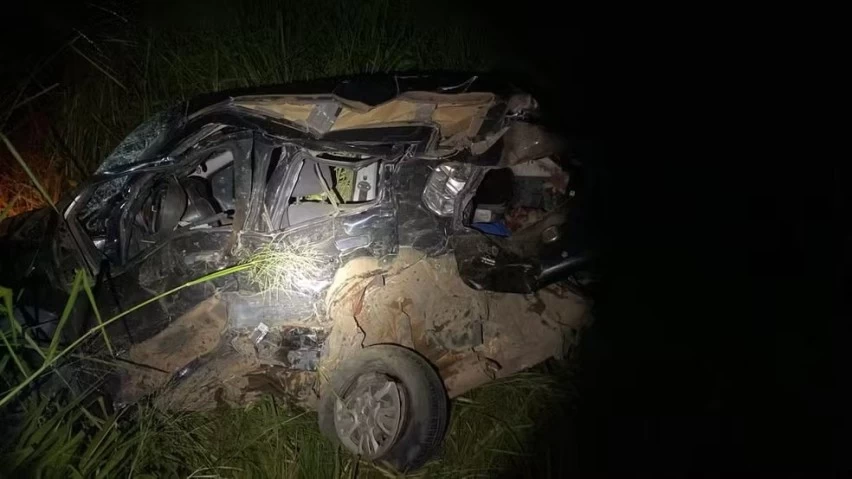 cristopolis:-tres-homens-morrem-apos-colisao-entre-carro-e-caminhonete-na-br-242