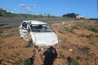 formosa-do-rio-preto:-mulher-morre-e-bebe-fica-ferido-em-acidente-entre-carro-e-caminhao