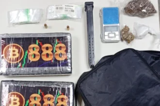 escondido-no-forro:-pm-encontra-drogas-e-municoes-dentro-de-casa-em-camacari