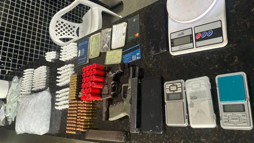 flagrante-pesado:-pm-apreende-armas-e-drogas-e-detem-suspeito-em-itamaraju