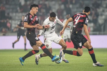 de-virada:-vitoria-perde-para-o-athletico-pr-fora-de-casa