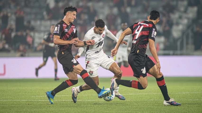 de-virada:-vitoria-perde-para-o-athletico-pr-fora-de-casa